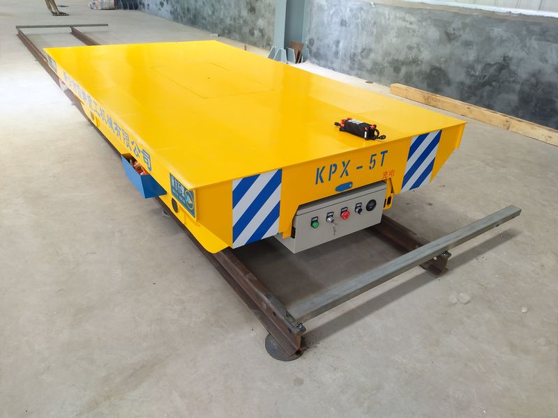 在電動(dòng)平車(chē)的中間部位，載荷分布要均均
